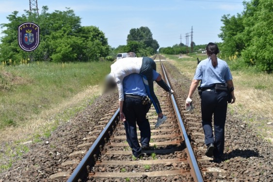 Vállukon cipelve mentették meg az eszméletlen asszony életét a rendőrök