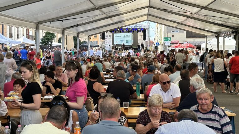 Megtelt Mohács a Dunamenti Halfesztiválra