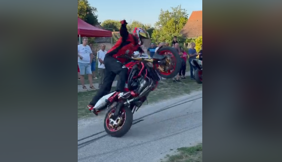 „Kis településen is lehet nagyot virítani” – Markócon lépett fel Bátor Zoltán motoros showman