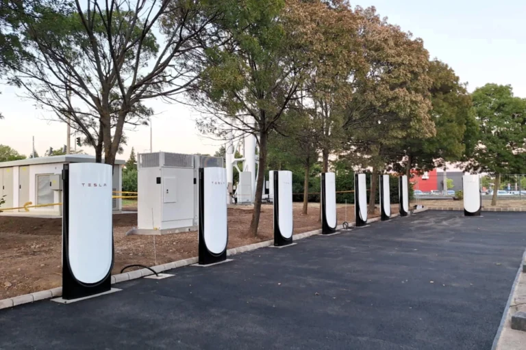 Bármelyik pillanatban elindulhat a pécsi Tesla Supercharger