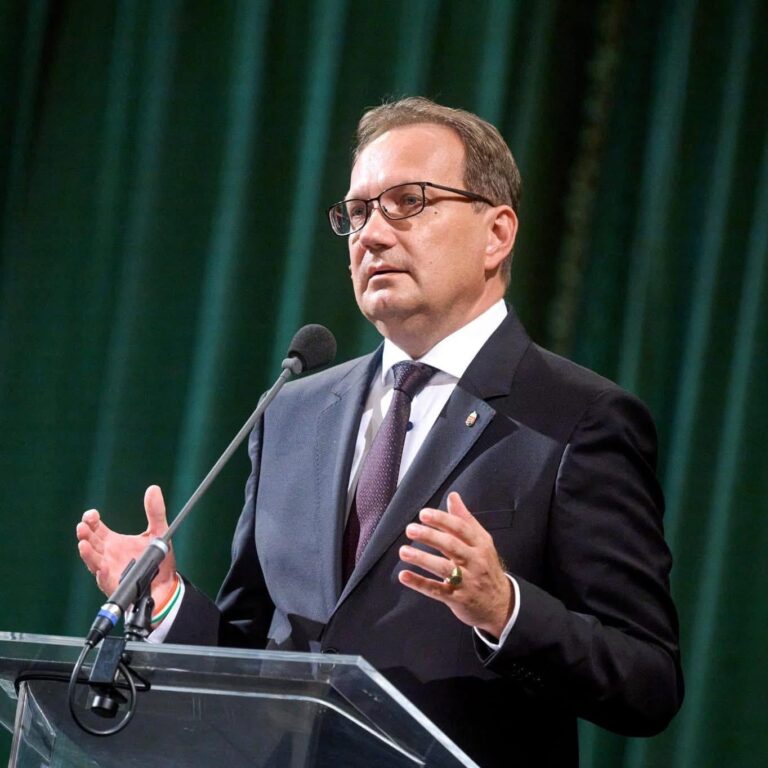 Hoppál Péter is kiáll a könyvtárosok mellett