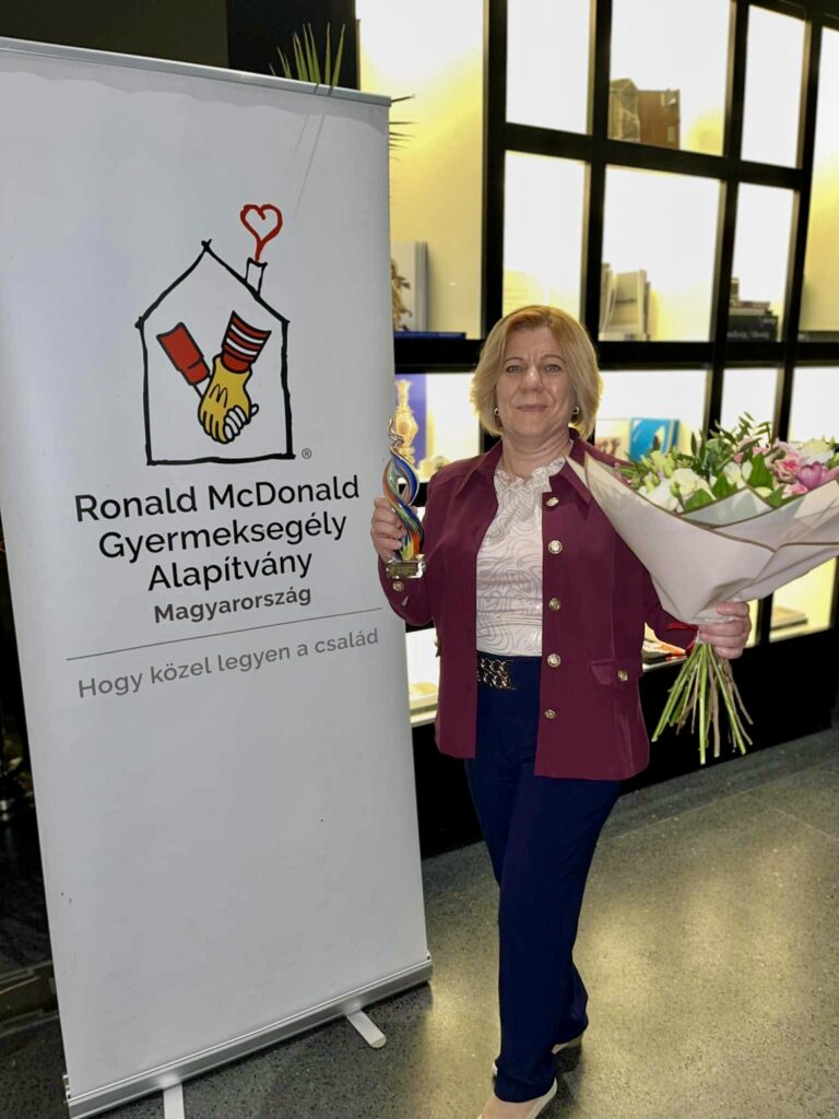 Szívvel-lélekkel a gyermekekért – országos díjat kapott a pécsi gyermekklinika főnővére