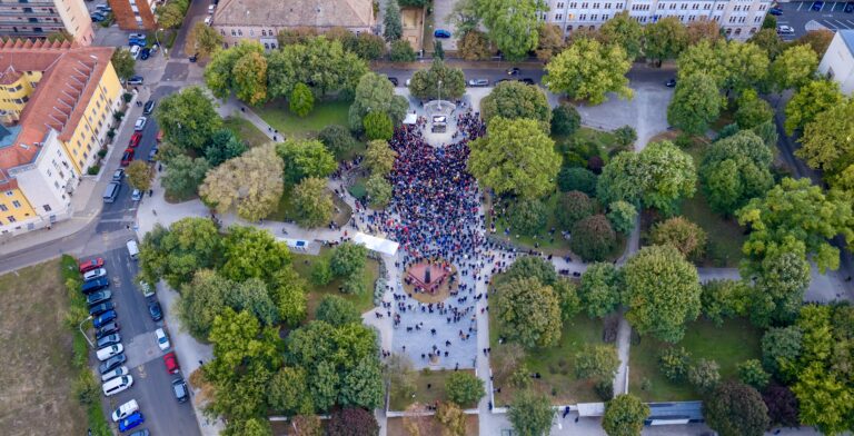 Magyar Péter ismét Pécsen járt: kevesebb résztvevő, éles kritikák őszi fórumán 