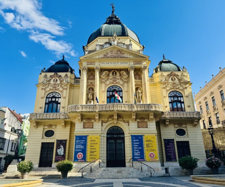 Újra erkélykoncert a Színház téren
