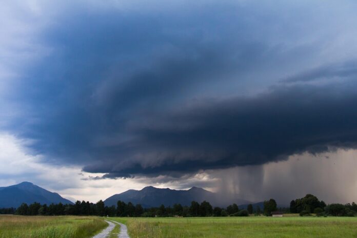 thunderstorm-3196781_1280