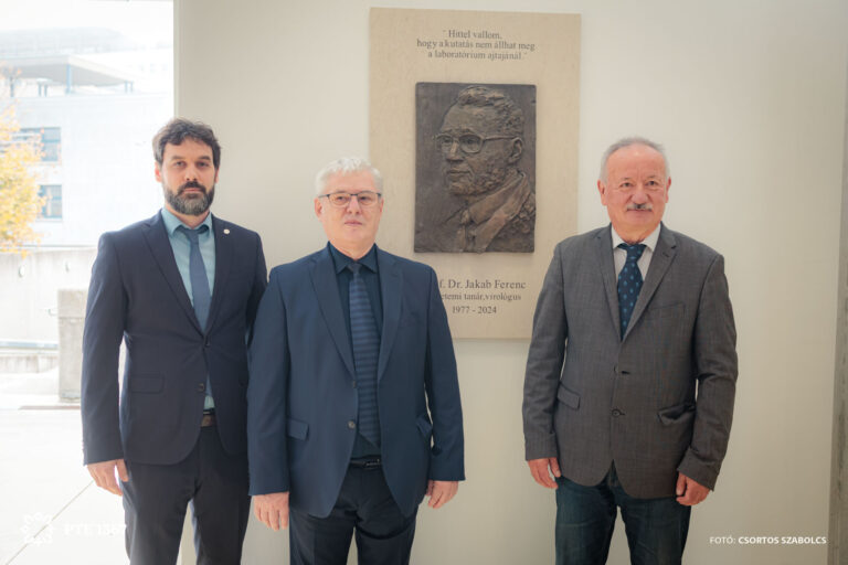 Emléktáblát kapott Prof. Dr. Jakab Ferenc a Pécsi Tudományegyetemen