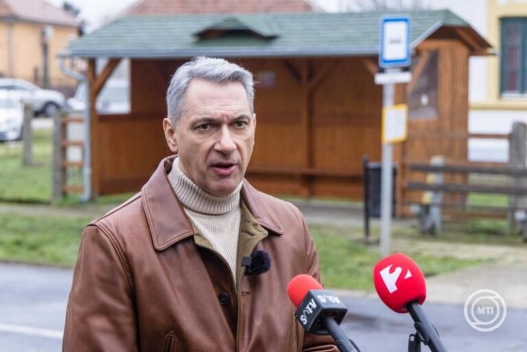 Lázár János: Magyarországon a közlekedés mindenki számára alapjog kell hogy legyen