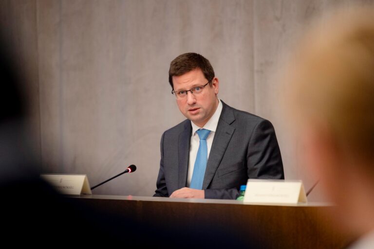 Jövőre 936 ezer forint lesz a pedagógusok átlagfizetése – jelentette be Gulyás Gergely
