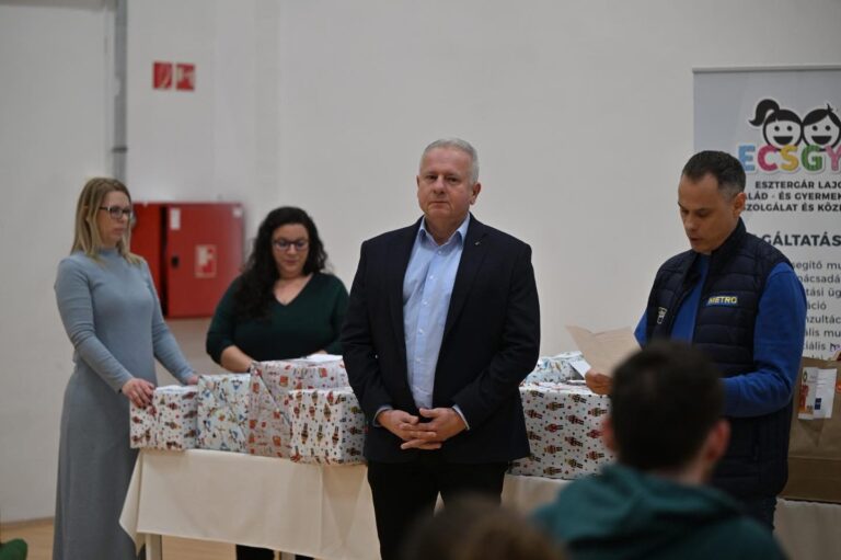 Személyre szabott ajándékokkal tették szebbé ötven pécsi gyermek karácsonyát