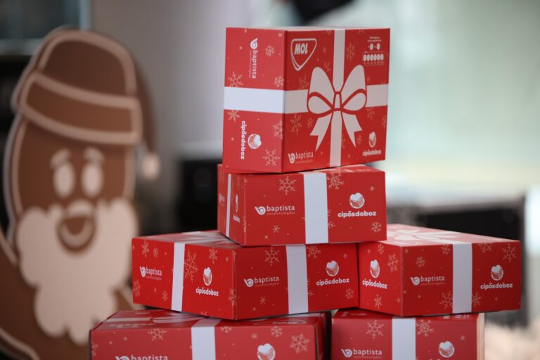 Több mint 62 ezer cipősdoboznyi szeretet
