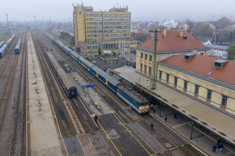 Fűtetlen vonatok, késő pótlóbuszok: órákig tartó bizonytalanság a pécsi vasútvonalon