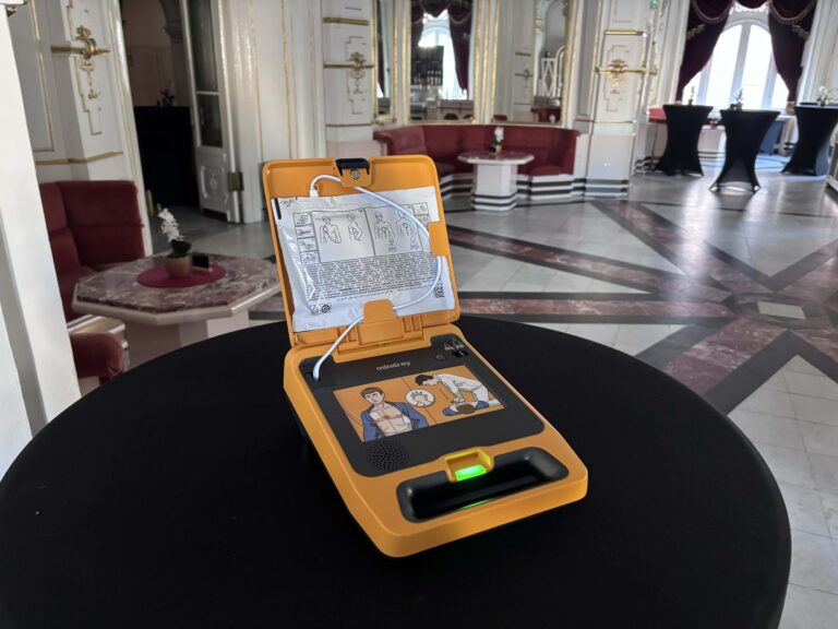 Defibrillátorral erősíti a biztonságot a Pécsi Nemzeti Színház