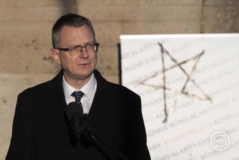 Rétvári Bence: Magyarországnak ki kell maradnia a háborúból