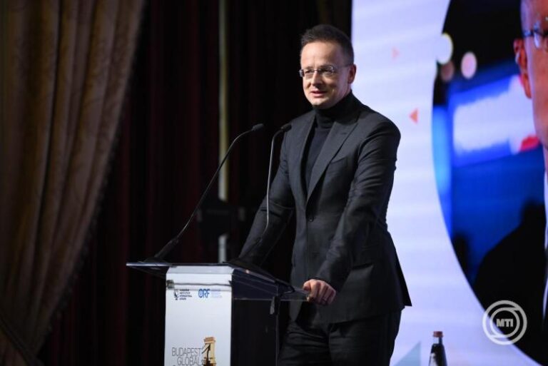 Szijjártó Péter: már 989 embert hoztak haza a térségből a magyar mentesítő járatok