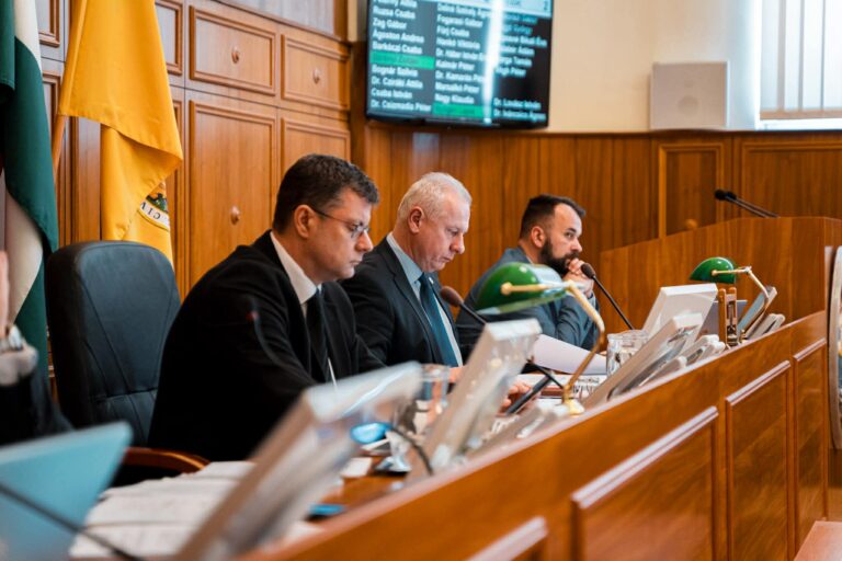 Tűzifával ejtették volna túszul a rászoruló pécsieket a közelgő fagy előtt a városvezetők
