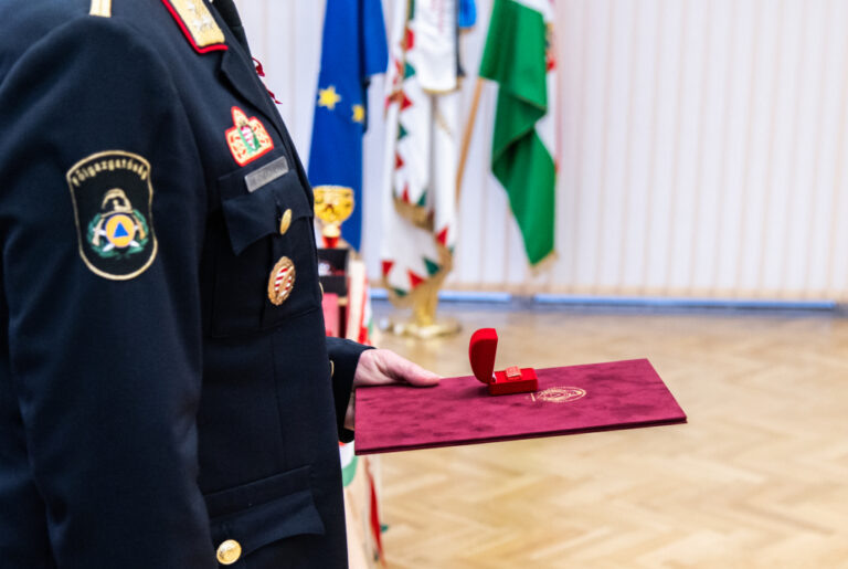 Ünnepi állománygyűlést tartott a baranyai katasztrófavédelem – kitüntetéseket is átadtak