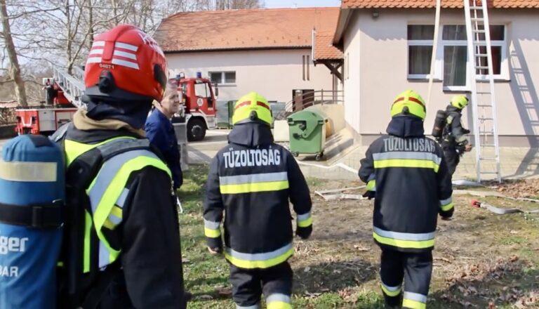 Drámai percek Mohácson: négy fiatal rekedt benn egy kollégiumban, a tűzoltók versenyt futottak az idővel
