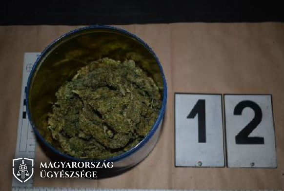 Vádat emeltek egy baranyai drogdíler pár ellen – éveken át kereskedtek marihuánával