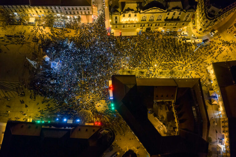 Drónfotó cáfolja a „tízezres tömeg” mítoszát a pécsi tiszás rendezvény kapcsán