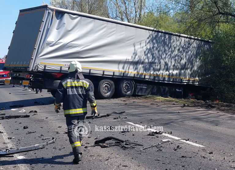 Halálos baleset a 6-os főúton: frontálisan ütközött egy autó és egy kamion Bakonyánál