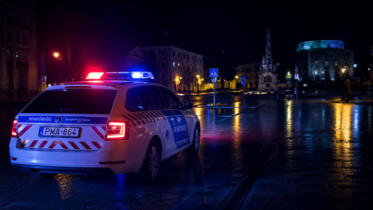Vádemelés: Bosszúból támadtak és életveszélyesen megkéseltek egy fiatalt Pécs belvárosában