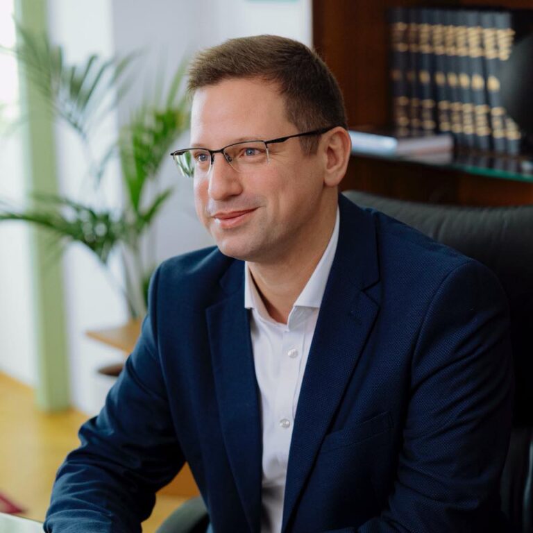 Döntött a kormány: marad a védett üzemanyagár