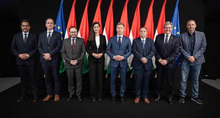 Magyar Péter bemutatta leendő kormánya első minisztereit – 16 tárcával indulhat a Tisza-kormány