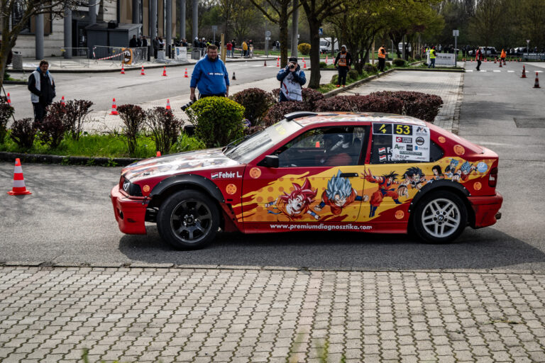 Szezonnyitó szlalomversenyt rendeztek a Pécs Pláza parkolójában