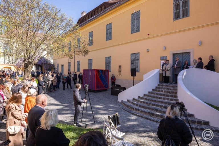 Megújulva nyitotta meg kapuit a pécsi Vasarely Múzeum