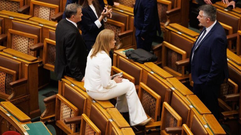 Elnézést kért a pécsi országgyűlési képviselő, amiért felült az asztalra a Parlamentben