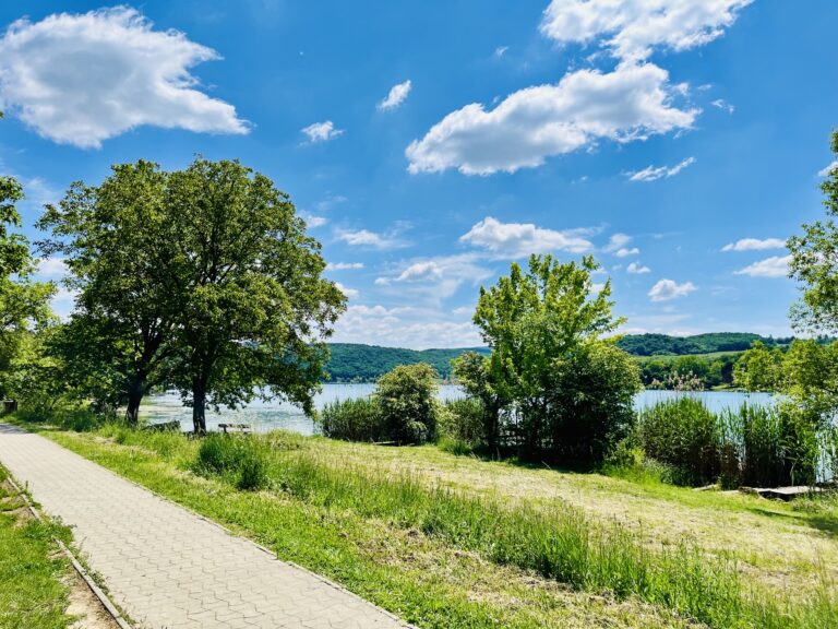 Megérkezett a fürdőszezon? Egyre melegebb az orfűi tó vize és a Balaton is