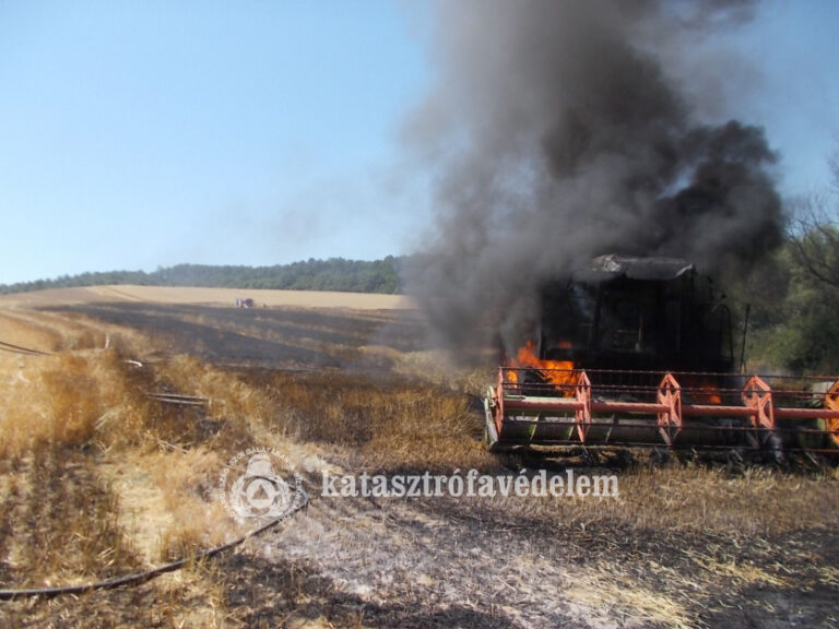 Mozgalmas napjuk volt a baranyai tűzoltóknak: munkagép, búzatábla és száraz fű is lángra kapott