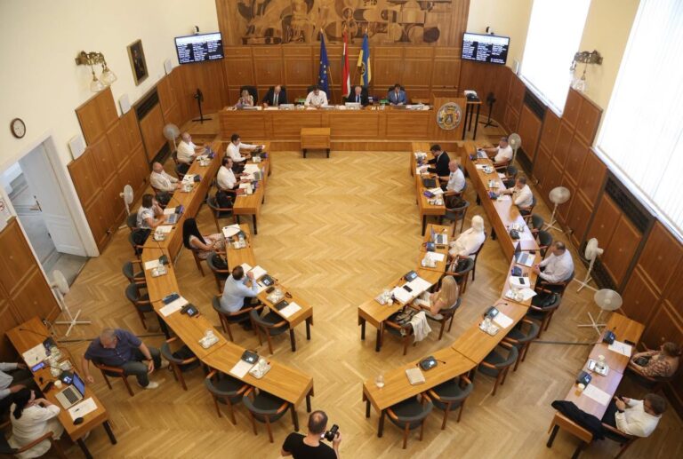 Feszes költségvetés, befagyasztott tiszteletdíjak és új lakásrendelet – fontos döntéseket hozott a pécsi közgyűlés
