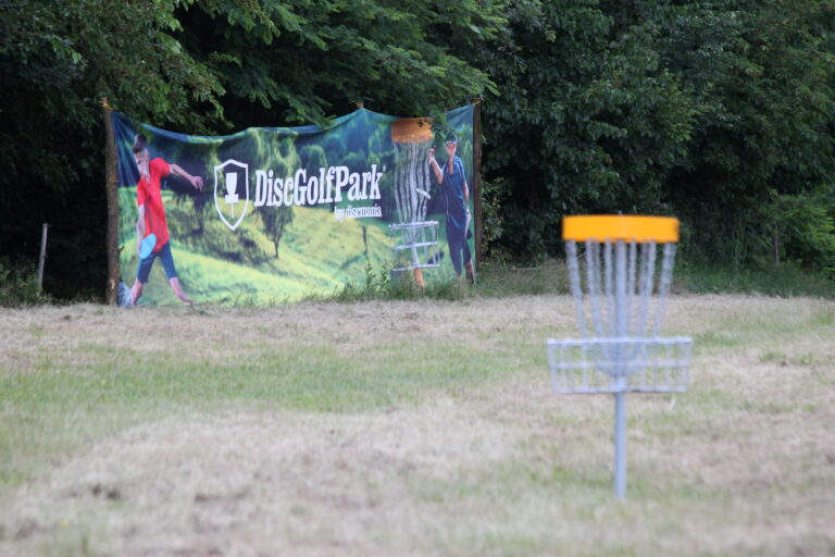 Világbajnok is dobott Baranya új DiscGolfPark pályáján