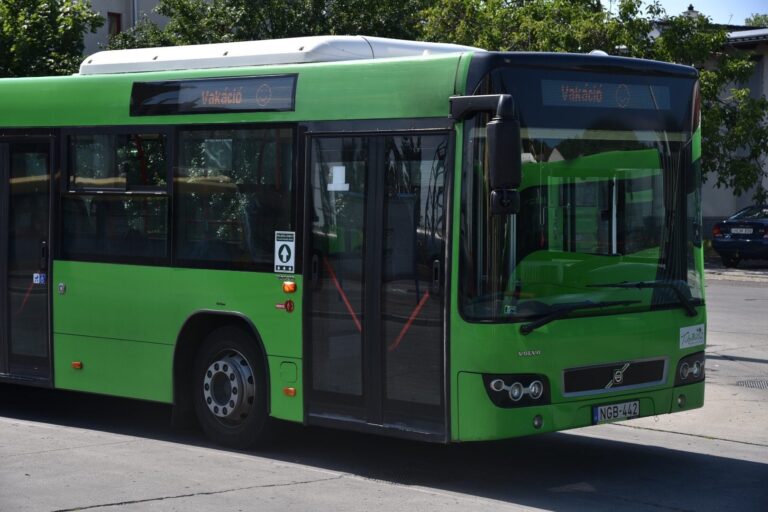 „Vakáció :)” felirat köszönti a nyári szünetet a pécsi buszokon
