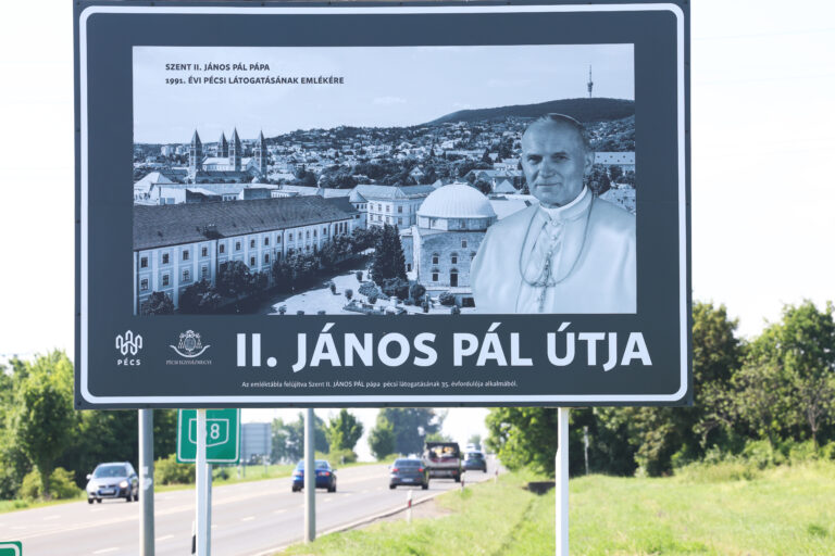 Megújult a II. János Pál útját jelölő emléktábla Pécsen
