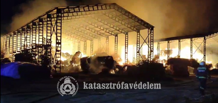 Két hatalmas szalmatároló égett ki Sombereken, órákon át küzdöttek a lángokkal