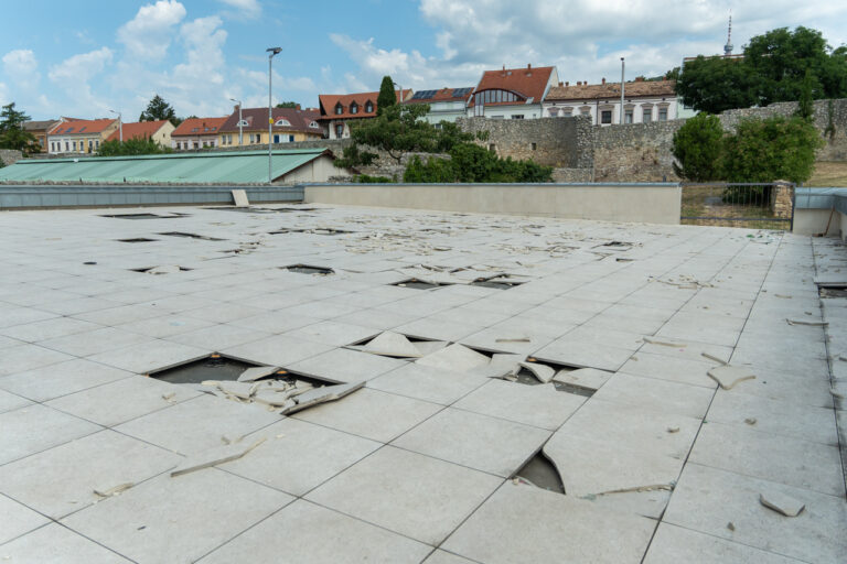 Éjszakára lezárhatják a pécsi Dóm teret a folyamatos rongálások miatt