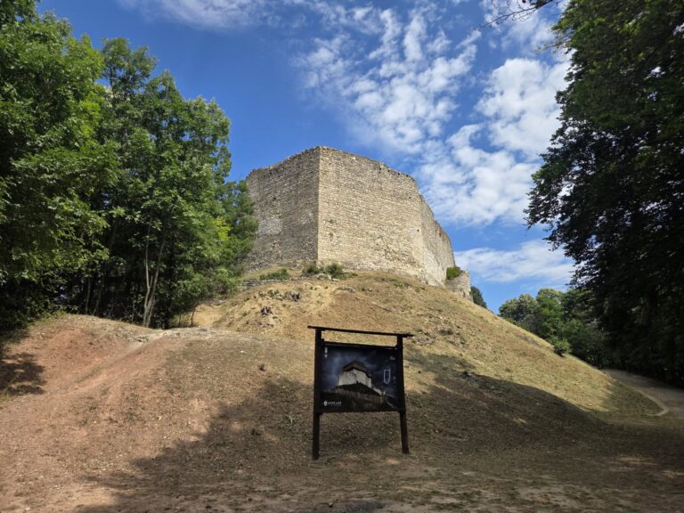A vandalizmus után most a közösség segítségét kérik a Máré-vár helyreállításához