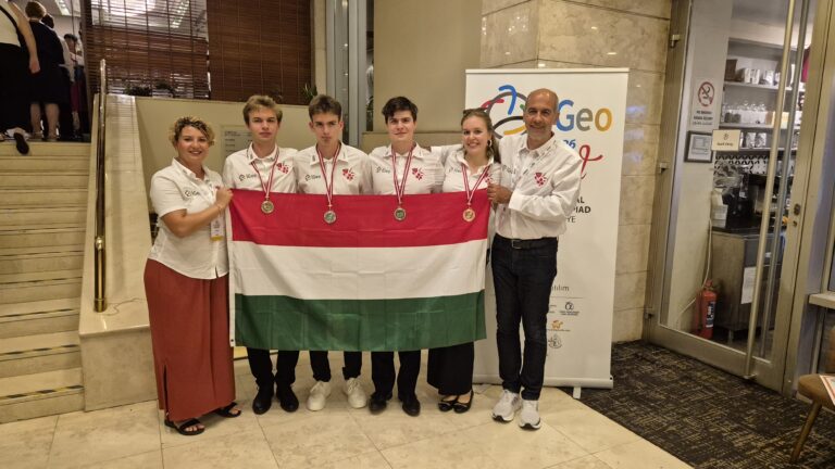 Négy magyar diák, négy érem: remekeltek a földrajzi olimpikonok Isztambulban