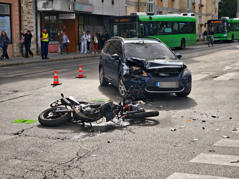 Súlyosan megsérült egy motoros Pécsen, szőlő égett Siklóson