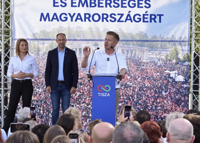 Magyar Péter Pécsen folytatta országjárását – több fontos témáról is beszélt a 48-as téren