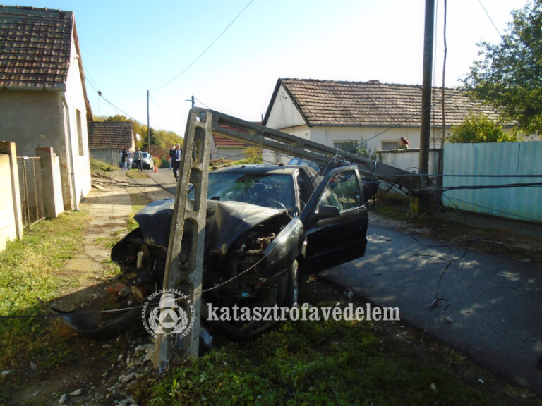 Buszbaleset, leszakadt villanyoszlop és háztűz adott munkát a baranyai tűzoltóknak