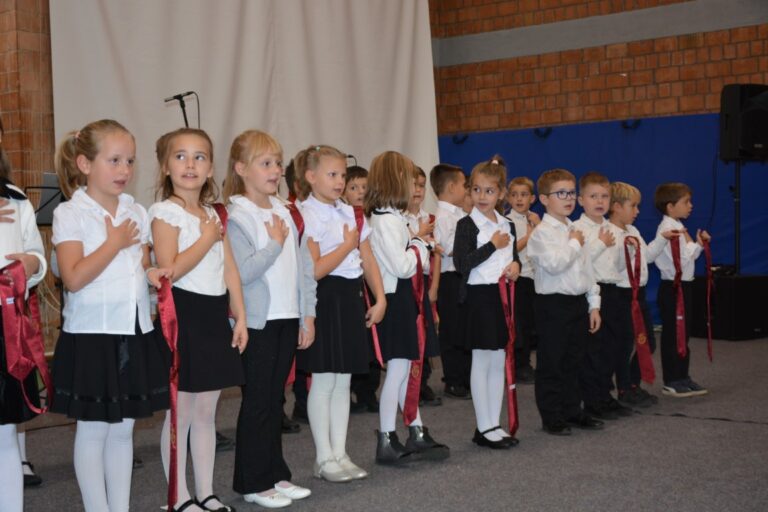 Negyvenkilenc kisdiák tett fogadalmat a pécsi Kisrefiben