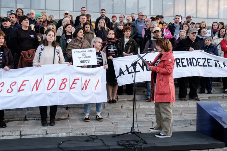 Tüntettek a kulturális dolgozók Pécsen: bérrendezést és valódi felzárkóztatást követelnek