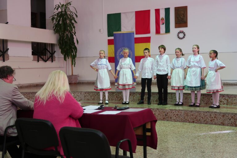 Népdalok és képzőművészeti alkotások hozták össze a generációkat Pécsen