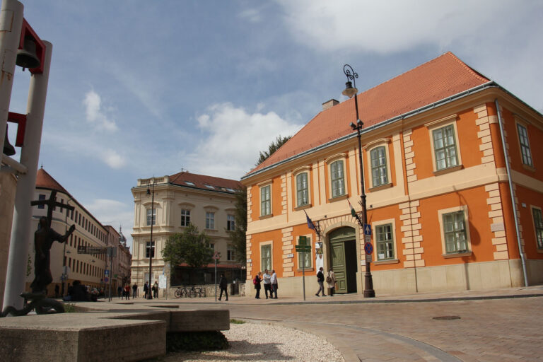 Ingyenes múzeumi barangolás vár Pécs belvárosában október 23-án